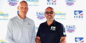 De gauche à droite : Didier SEMINET, Président de la FFBS, et Alexandre WALRAEVENS, Directeur commercial Musco Lighting France